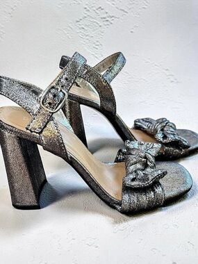 Bamboo Metallic Gray Bow Heels | Size 7
